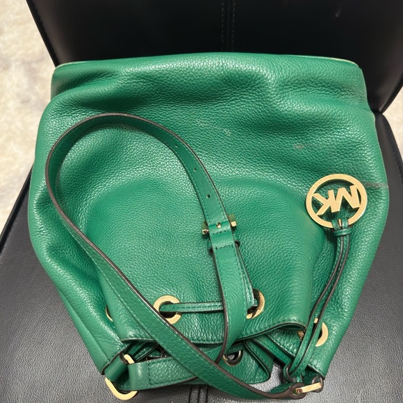 Micheal Kors shoulder bags👜, green color,one size , zipper pocket inside - Picture 7 of 12